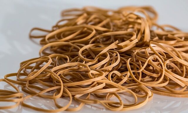 Jak zrobić bransoletkę z gumek dla początkujących?