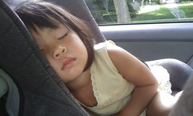 Czy można wozić dziecko w foteliku na przednim siedzeniu?